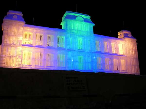 完全にライトアップされた夜のイオラニ宮殿大氷像
